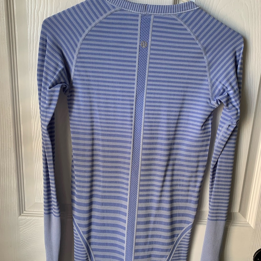 Form fitting workout top. - Picture 2 of 6